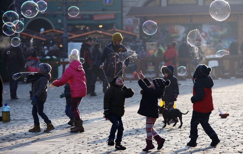 Wrocław: Na Rynku powstają lodowe rzeźby (ZOBACZ ZDJĘCIA, FILM)