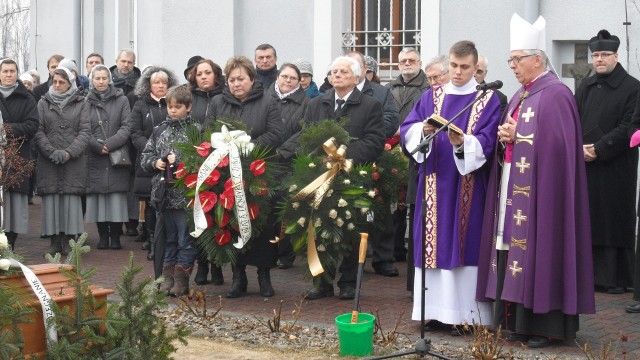 Pogrzeb ks. prof. Wincentego Myszora na cmentarzu parafialnym w Chełmie Śląskim.