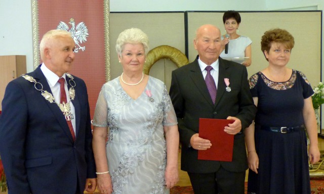 Medale Za Długoletnie Pożycie Małżeńskie otrzymali także Janina i Stanisław Gumułowie. Gratulowali - burmistrz Waldemar Sikora i przewodnicząca buskiej Rady Miejskiej Justyna Nurek.