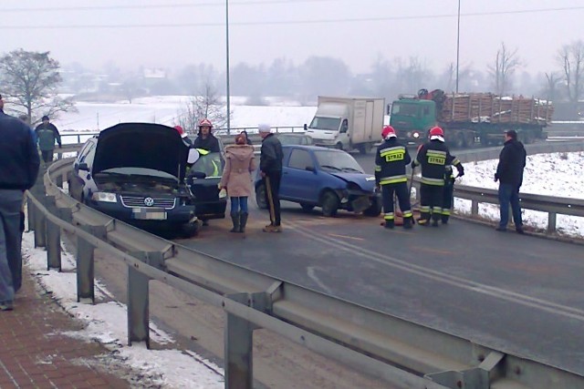 Na wiadukcie na ul. Niemodlińskiej zderzyły się trzy samochody. Dwie osoby trafiły do szpitala.