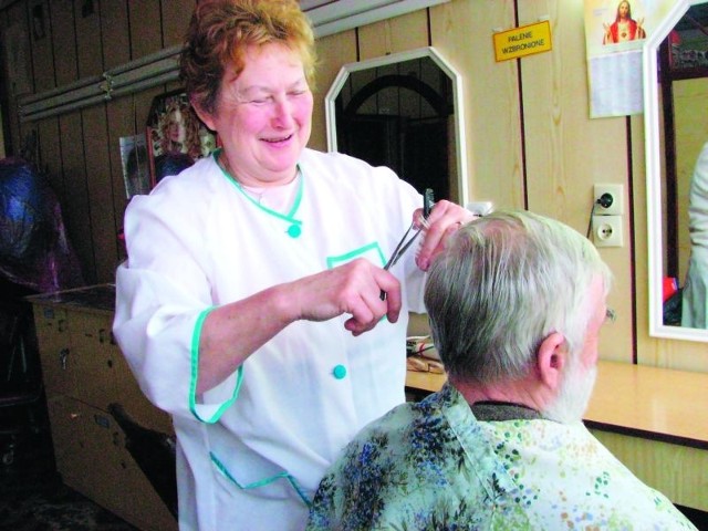 Pracuję jako fryzjerka już 44 lata - mówi Stanisława Rant, z salonu przy ulicy Waryńskiego. - Talent przypuszczalnie odziedziczyłam po tacie, który też był fryzjerem. Nie jest lekko, ale ja kocham ten zawód i nie wyobrażam sobie, że mogłabym robić coś innego.