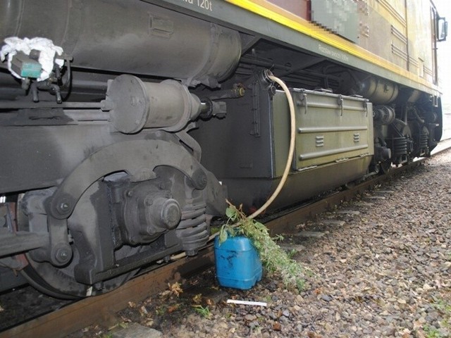 Dwaj kolejarze spuścili z lokomotywy około9 80 litrów paliwa. Staną za to przed sądem.