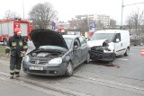 Wypadek na Legnickiej. Auta zablokowały torowisko