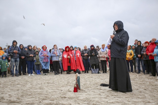 "Różaniec do granic". Modlitwa na plaży w Ustce.