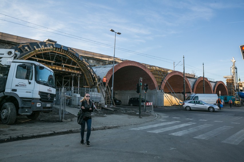 Przebudowa wiaduktów, budowa mostów i układanie dodatkowych...