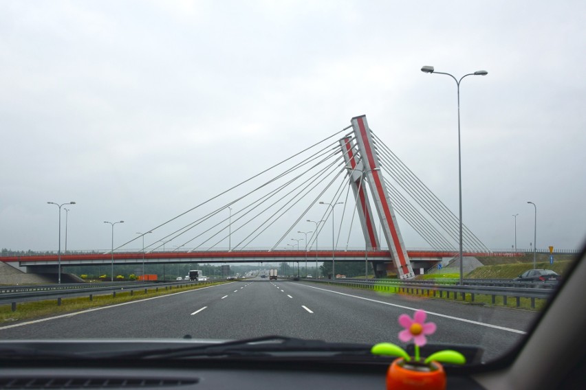 CENY PRZEJAZDU AUTOSTRADAMI W EUROPIE. Ile zapłacisz za autostrady w Europie? Na urlop własnym samochodem - czy to się opłaca?