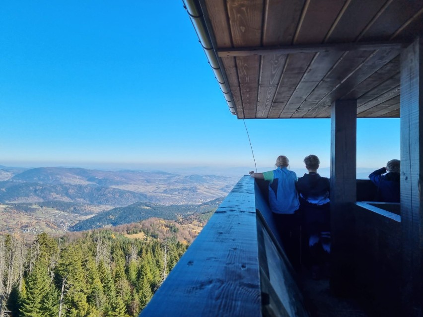 Gorce. Wieża widokowa na Gorcu przyciąga turystów. Panorama na Tatry, Pieniny i Beskidy zachwyca. Bajeczne widoki! [ZDJĘCIA]