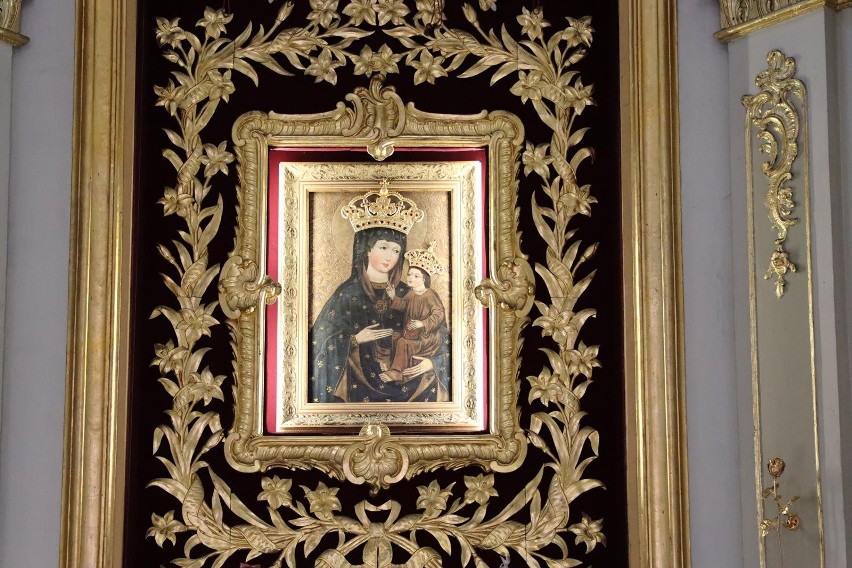 Uroczysty jubileusz 25-lecia koronacji obrazu Matki Bożej Staroskrzyńskiej. W nabożeństwie wzięło udział kilkaset osób. Zobacz zdjęcia