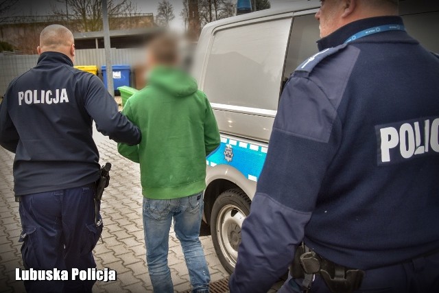 W Szprotawie doszło do napadu rabunkowego. Policjanci zatrzymali dwóch napastników. Jeden z nich był już wcześniej poszukiwany przez wymiar sprawiedliwości.