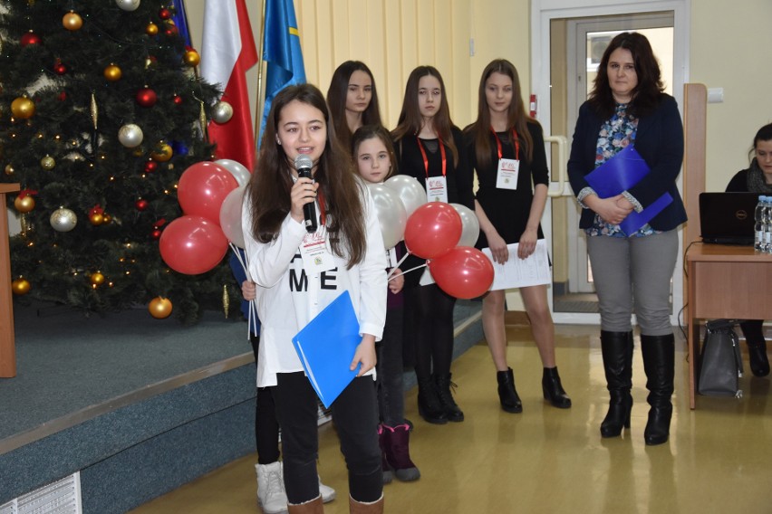Uczniowie testowali radnych z wiedzy o niepodległości Polski