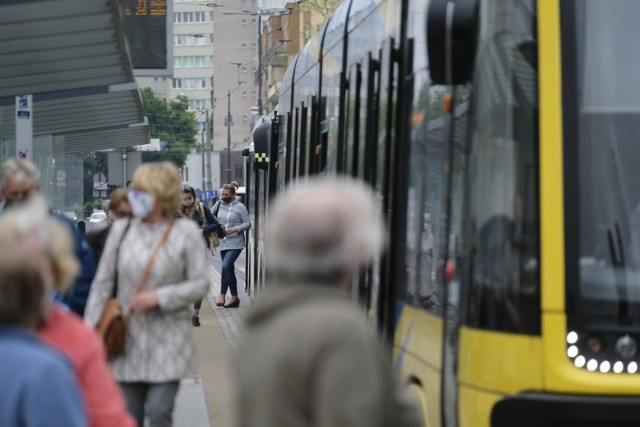 Od poniedziałku 18 maja w autobusach i tramwajach może jeździć dwa razy więcej pasażerów. Kto skontroluje w Toruniu, czy limity nie są przekraczane? Prezydent Michał Zaleski przyznaje, że może to być trudne. Liczy na samokontrolę. A prezes MZK - "na zdrowy rozsądek podróżnych".CZYTAJ DALEJ >>>>>