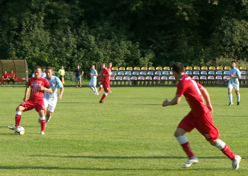 Orzeł Przeworsk (czerwone stroje) nie dał szans Huraganowi...