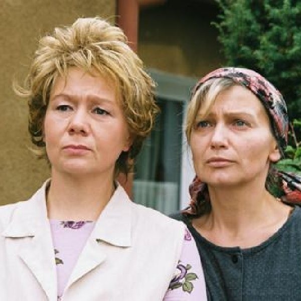 Katarzyna Żak (na zdjęciu z prawej) i Dorota Nowakowska w serialu "Ranczo"