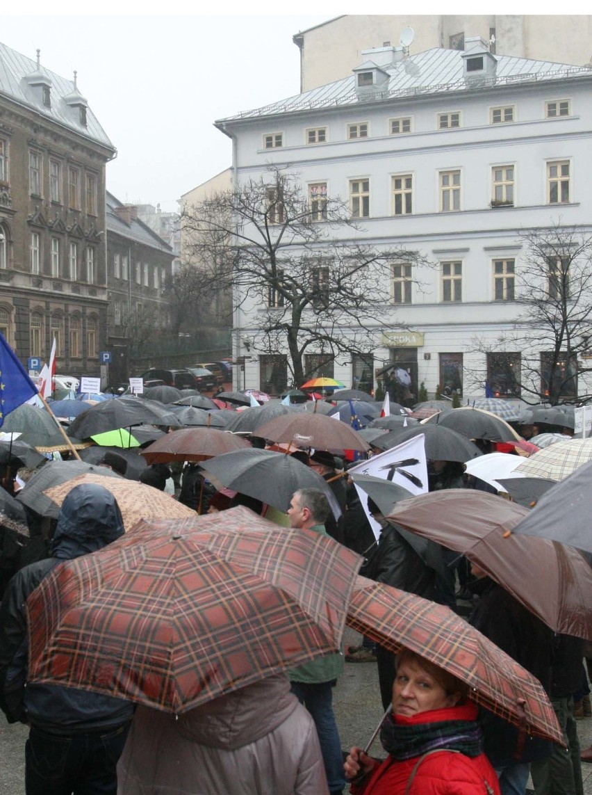 Manifestacja KOD w Bielsku-Białej w strugach deszczu [ZDJĘCIA]