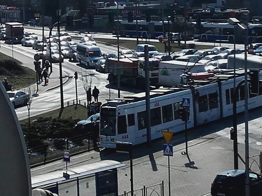 Kraków. Zderzenie samochodu z tramwajem na Rondzie Matecznego, są utrudnienia