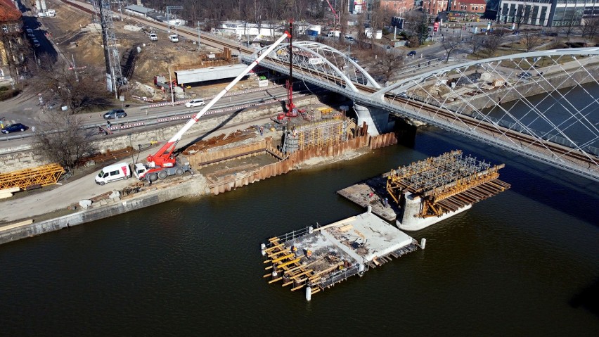 Trwa budowa drugiego nowego mostu nad Wisłą, w ramach...