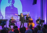 Niezwykła Ewa Dałkowska w Ostrowieckim Browarze Kultury. Koncert „To co najpiękniejsze. Przeżyjmy to jeszcze raz” przyciągnął tłumy