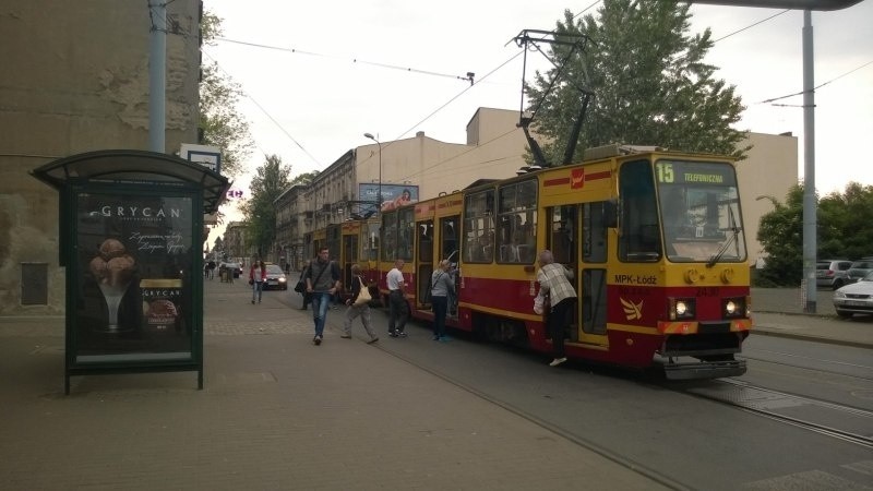 Chuligan rzucił butelką w szybę tramwaju - ranna została...