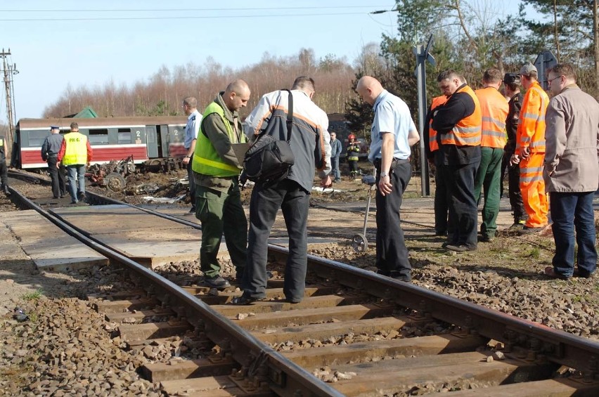 Białogard. Tir wjechał w pociąg