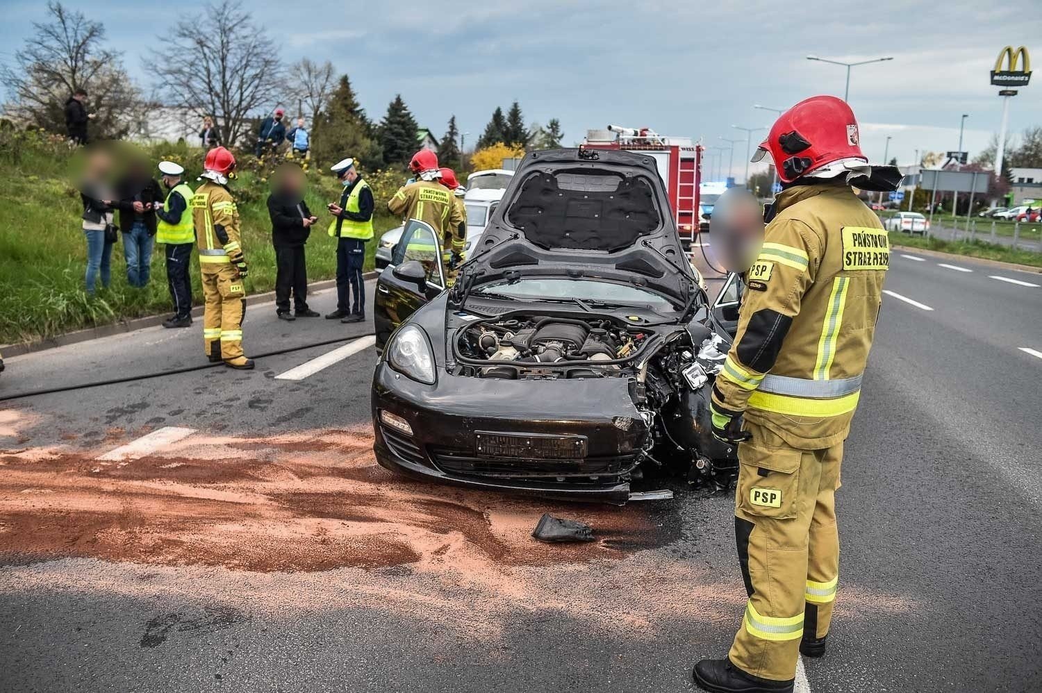 Wypadek porsche i mercedesa w Lesznie. Rozbite dwa