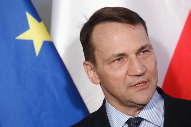 Politico pisze o niejasnych zarobkach europosła PO Radosława Sikorskiego. Chodzi o 40 tys. euro miesięcznie.