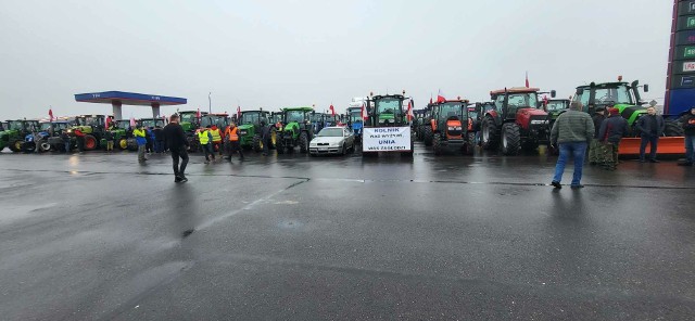 Na stacji benzynowej w Pobiedniku Wielkim zebrało się ok 60.70 maszyn rolniczych