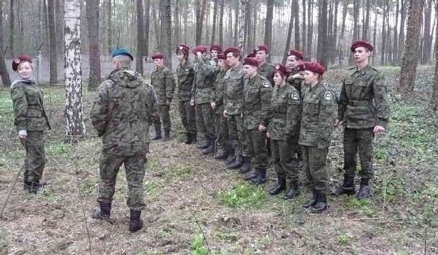 Podczas obozu w centrum na Bukówce uczniowie z Odonowa brali też udział w manewrach w lesie.