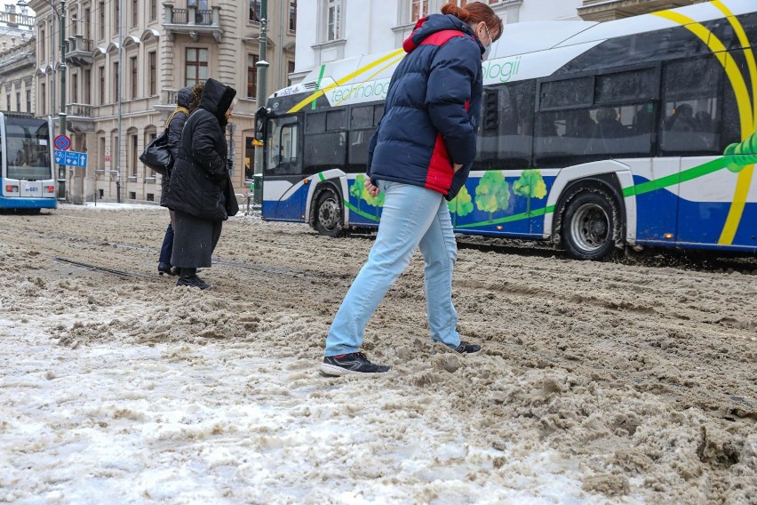 Z powodu opadów śniegu doszło do paraliżu komunikacyjnego na...