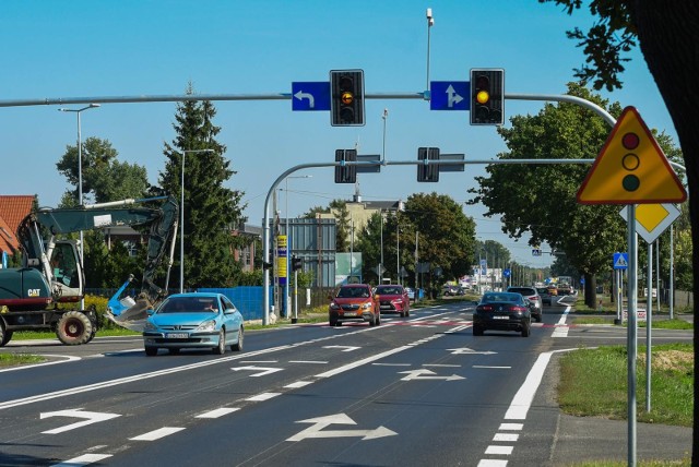 W rejonie nowego skrzyżowania w Osielsku ruch przebiega płynnie tylko, gdy wyłączone są światła. To jednak nie rozwiązuje problemu, bo kłopoty z włączeniem się do ruchu mają kierowcy na drogach podporządkowanych