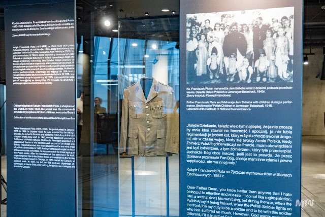 22. odsłona cyklu "Wejście w historię. Kurtkę oficerską ks. Franciszka Pluty zaprezentowano w Muzeum II Wojny Światowej