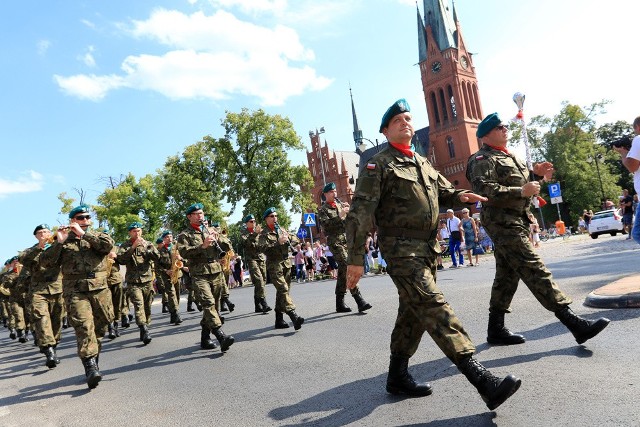 Z okazji Święta Wojska Polskiego w Kościele Garnizonowym odprawiono mszę św., a po później nastąpił przemarsz pod Pomnik Artylerii Polskiej przy Placu ToMiTo. To właśnie tam odbył się uroczysty apel wojskowy, podczas którego wręczone zostały akty mianowania, odznaczenia i wyróżnienia.