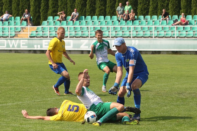 Izolator Boguchwała (biało-zielone stroje) gra na wyjeździe z LKS-em Pisarowce. Mecz w gościach czeka również Ekoball Stal Sanok, który zmierzy się w Wiśniowej z Wisłokiem