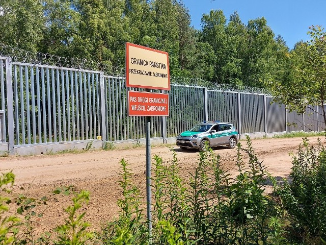 Cudzoziemcy omijają zaporę. Nielegalnie przekroczyli granicę przez rzeki: Wołkuszanka, Świsłocz i Leśna Prawa oraz w ich rozlewiskach