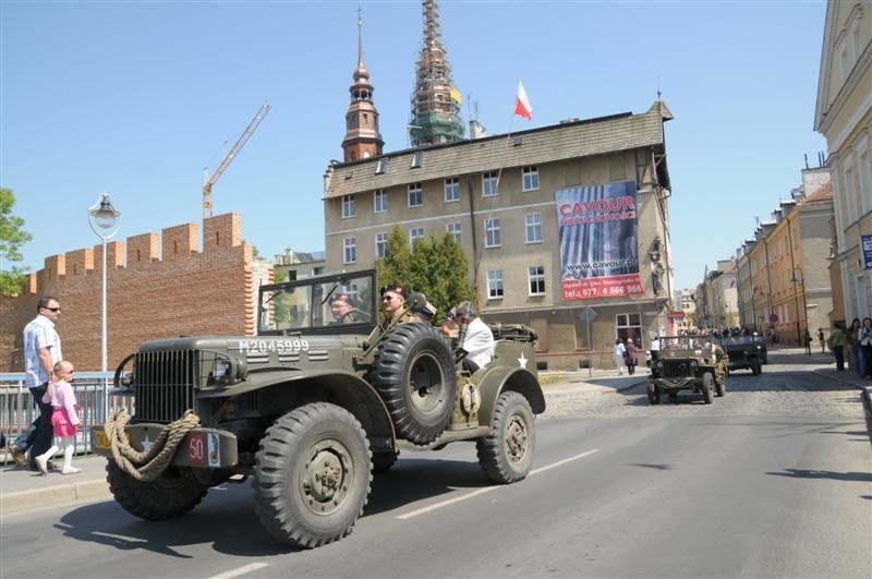 Opole: Defilada z okazji 3 maja.