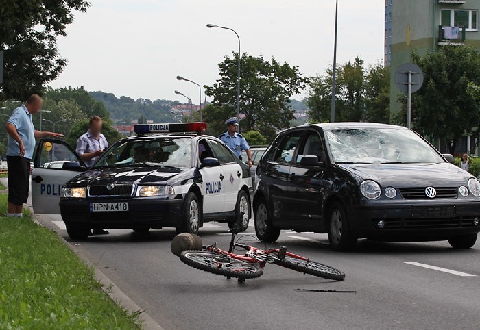 Mlody rowerzysta wpadl pod samochód na przejściu dla...