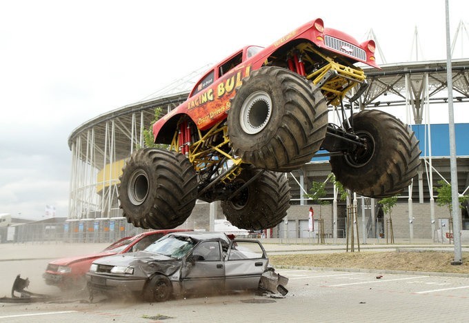 Monster truck przeleci nad autobusem [wideo, zdjęcia]