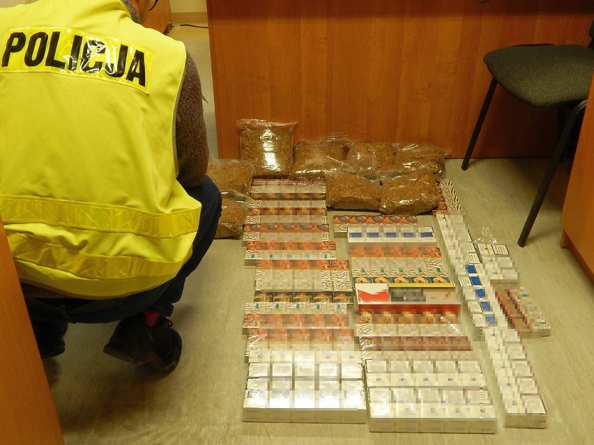 W Piotrkowie Kujawskim policjanci odkryli nielegalne wyroby tytoniowe w zaparkowanym samochodzie [zdjęcia]