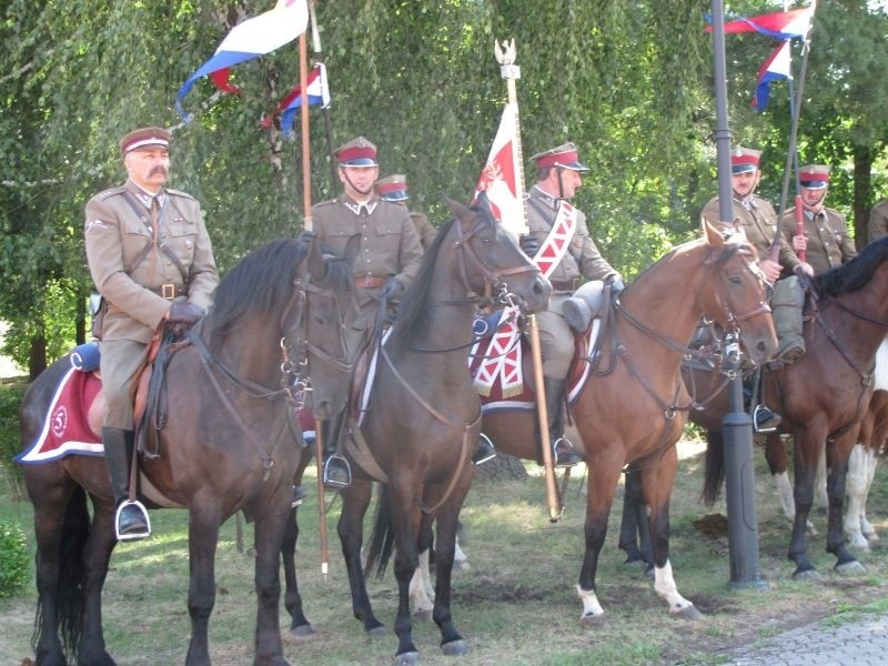 Przed kościołem, jak przy każdej uroczystości Święta Wojska...