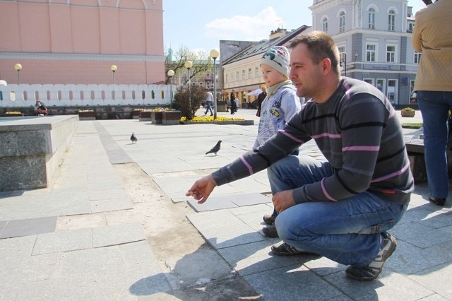 - Przychodzę czasami pod fontanny z moim synem Bartkiem, ale trzeba uważać, by dziecko nie przewróciło się na popękanych płytkach &#8211; mówi Radosław Norek.