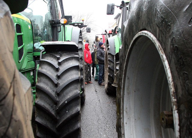 Pomorze Zachodnie: Rolnicy wymusili rezygnację prezesaRolnicy zawiesili protest ale ciągniki pozostały pod siedziba szczecińskiego oddziału Agencji Nieruchomości Rolnych.