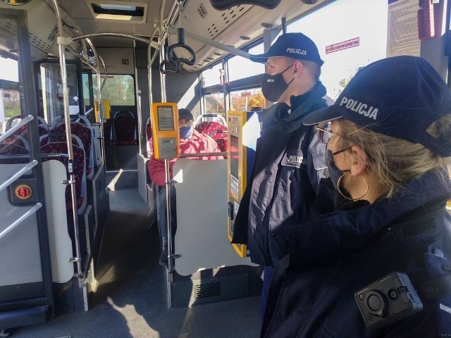 Policjanci kontrolują, czy pasażerowie miejskich autobusów stosują się do obowiązku zasłaniania ust i nosa