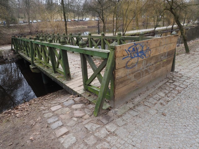 Drewniany mostek przez rzeczkę Dzierżęcinkę wciąż jest „zabity dechami”.