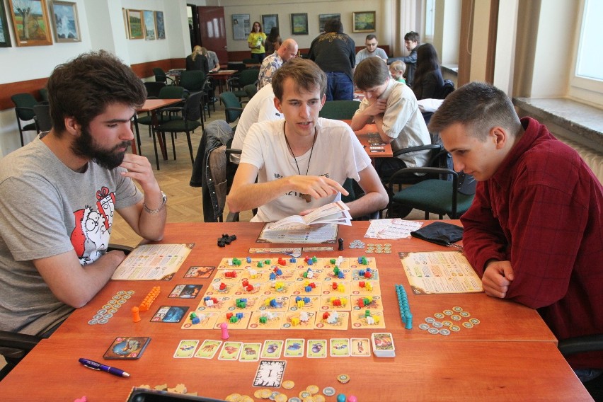 Port Gier w Łódzkim Domu Kultury. Ponad trzysta gier planszowych, bitewnych i logicznych [ZDJĘCIA]