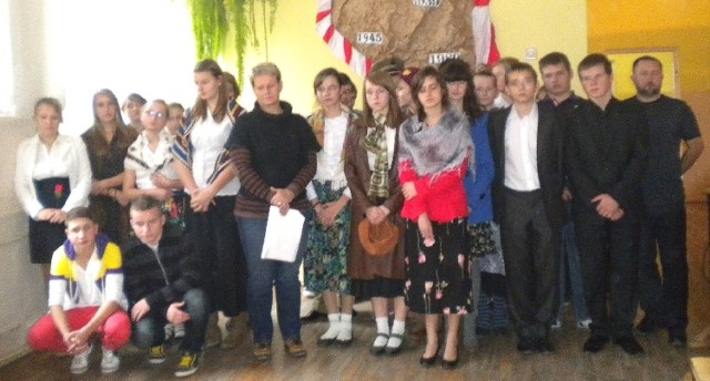 Młodzi aktorzy, opiekunowie - to oni przygotowali widowisko "Trzy razy wolność" w Gimnazjum w Cieszkowach.