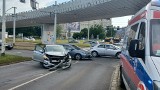 Wypadek na placu Społecznym we Wrocławiu. Radiowóz zderzył się z samochodem dostawczym. Dwie osoby w szpitalu [ZDJĘCIA]