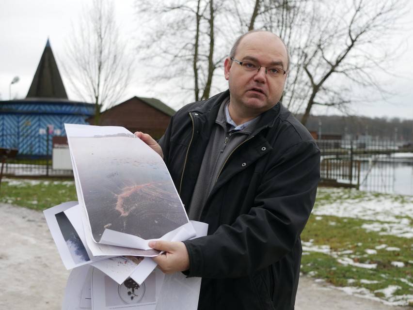 Zbigniew Klugiewicz pokazuje zdjęcia z Trzesiecka