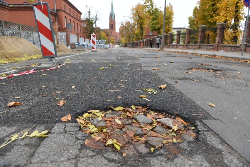 Jedna z najbardziej dziurawych ulic w Toruniu doczeka się remontu. Czy będzie przejezdna? [zdjęcia]