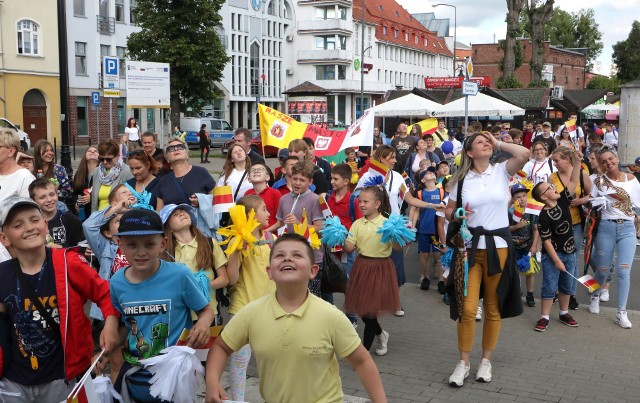 Urodzinowy przemarsz kilkuset grudziądzan ulicami centrum miasta