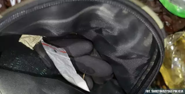 W plecaku policjanci znaleźli woreczek z zakazanym proszkiem