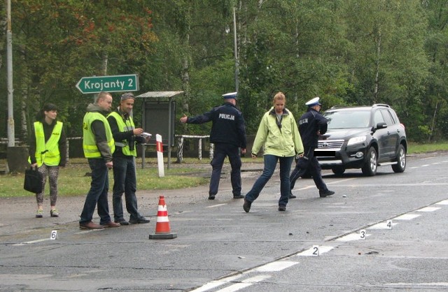 - Kiedy przyjechaliśmy na miejsce, wszyscy znajdowali się poza pojazdem. Wyszli z niego o własnych siłach - mówi Tomasz Drzycimski z Chojnickiej Komendy Straży Pożarnej, która natychmiast wraz z pogotowiem i policją pojawiła się na miejscu wypadku.